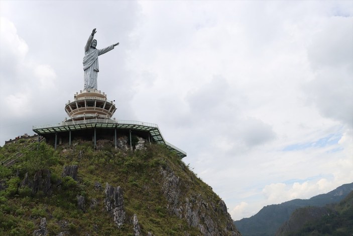 Endonezya'daki dünyanın en büyük Hz. İsa heykeli görüntülendi
