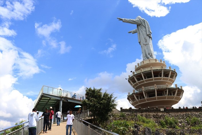 Endonezya'daki dünyanın en büyük Hz. İsa heykeli görüntülendi