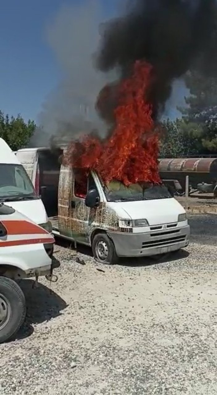 Adıyaman’da 4 çocuk iki ambulansı yaktı