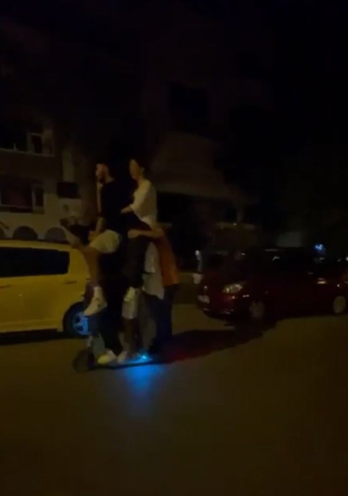 Antalya'da elektrikli scootere 6 kişi bindiler