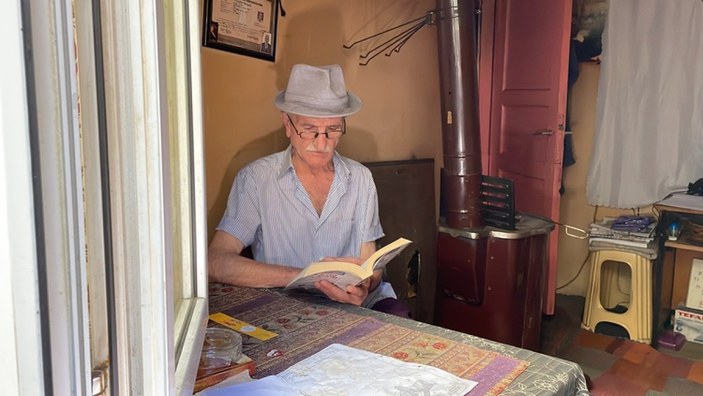 Kastamonu'da tek odalı evinde kitaplarıyla yaşıyor