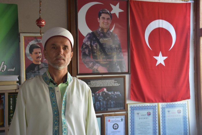 İzmir’de, imamın turistlerle olan iletişimi takdir topladı