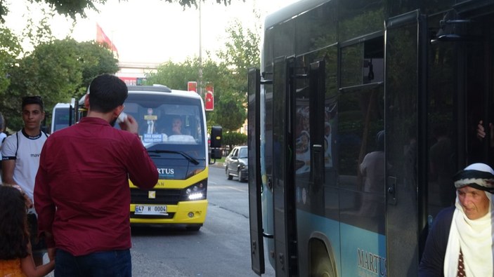 Mardin'de kapısı açık ilerleyen minibüsler tehlike saçıyor