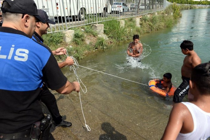 Adana'da kanala giren çocuklar, polis ekiplerince havuza götürüldü