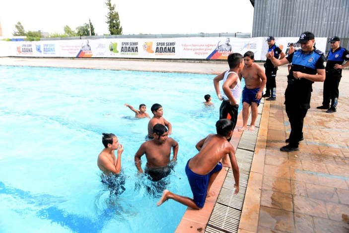 Adana'da kanala giren çocuklar, polis ekiplerince havuza götürüldü