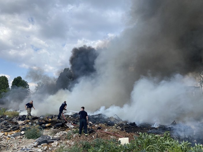 Bursa'da hurdalıktaki araç lastikleri ateşe verildi: Dumanlar gökyüzünü kapladı