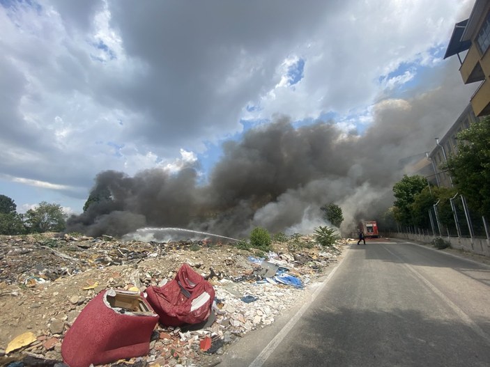 Bursa'da hurdalıktaki araç lastikleri ateşe verildi: Dumanlar gökyüzünü kapladı