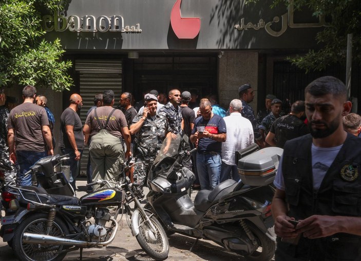 Lübnan'da parasını çekemeyen adam banka çalışanlarını rehin aldı