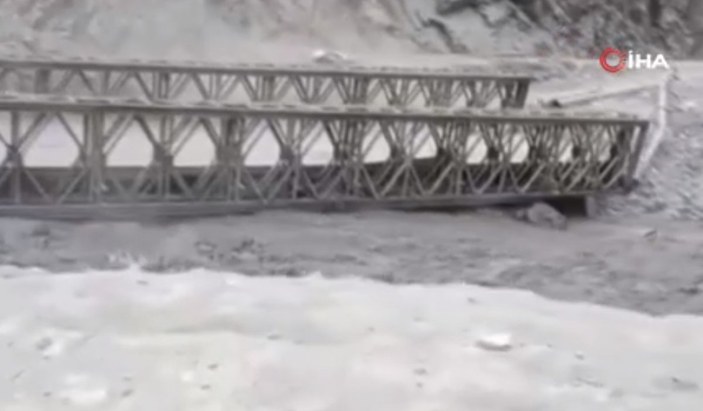 Pakistan’da köprü sel sularına kapıldı