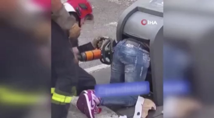 Fransa'da telefonunu almak isteyen adam konteynere sıkıştı