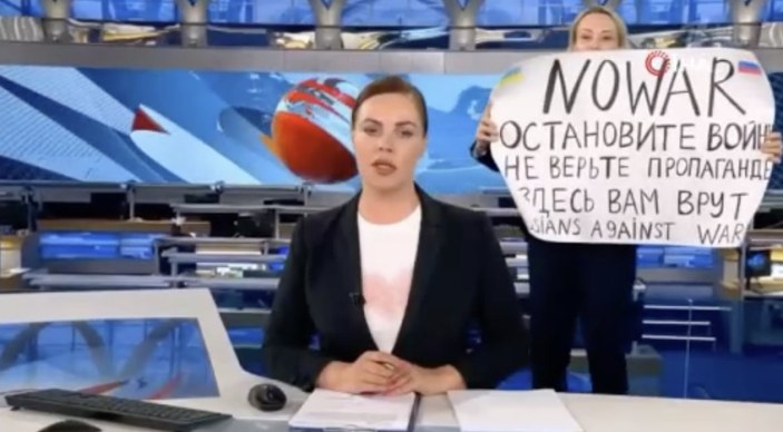 Marina Ovsyannikova'dan duruşma salonunda protesto