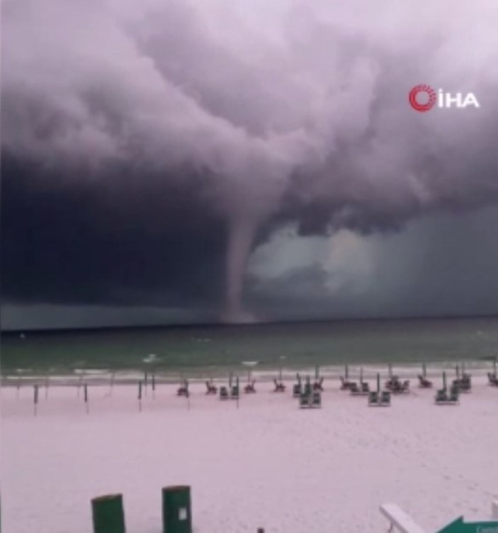 ABD'nin Florida sahilinde çıkan dev hortum korkuttu