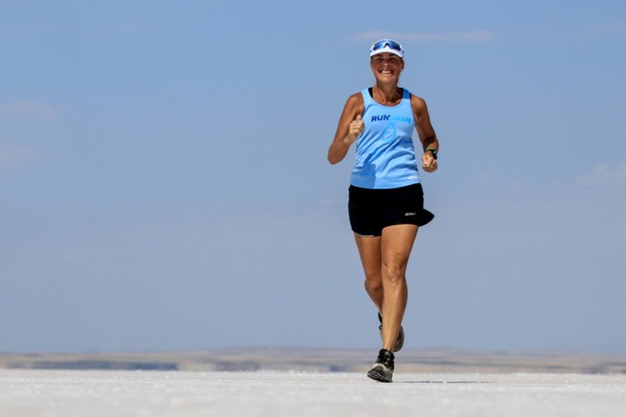Su sorununa dikkat çekmek için Tuz Gölü'nde maraton koştu