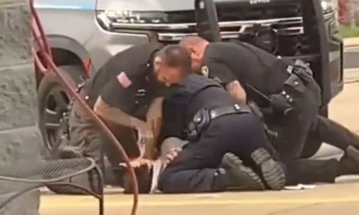 ABD'de polis şiddeti: Kafasını beton zemine vurup yumruklarla saldırdılar