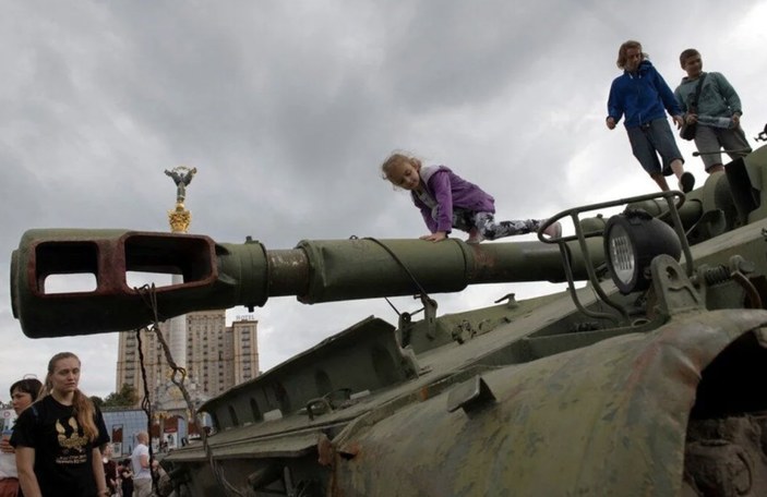 Ukrayna'nın ele geçirdiği Rus tankları Kiev'de sergileniyor