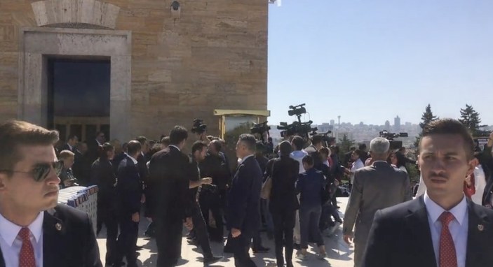 Cumhurbaşkanı Erdoğan'a Anıtkabir'de sevgi gösterisi