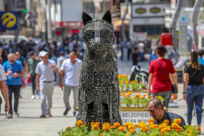 Hurda malzemelerle yapılan, 650 kilogramlık Van kedisi heykeli ilgi odağı oldu