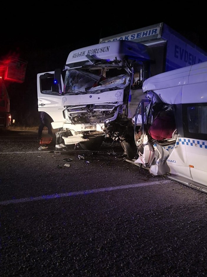 Sivas'ta kamyonla minibüs çarpıştı: 8 ölü, 9 yaralı