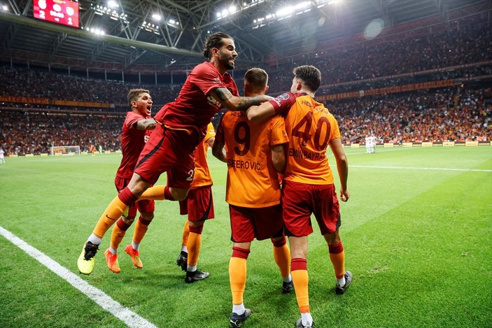 Galatasaray'da 10 kişiyle alınan galibiyete prim verilecek