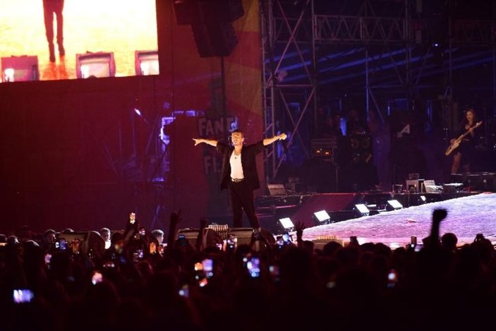 Bursa’daki konserde tekme ve yumruklar havada uçuştu