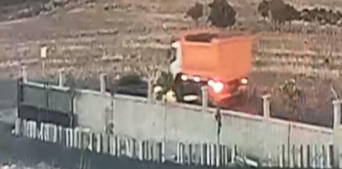 Mardin’de kamyonla çarpışan otomobil alev topuna döndü