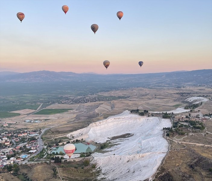 Pamukkale'ye gelen 91 bin kişi şehri balondan izledi