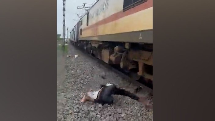 Hindistan'da 17 yaşındaki gence tren çarptı
