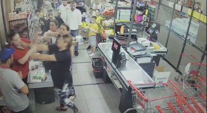 İstanbul’da kadın kasiyere kadından tokatlı saldırı kamerada