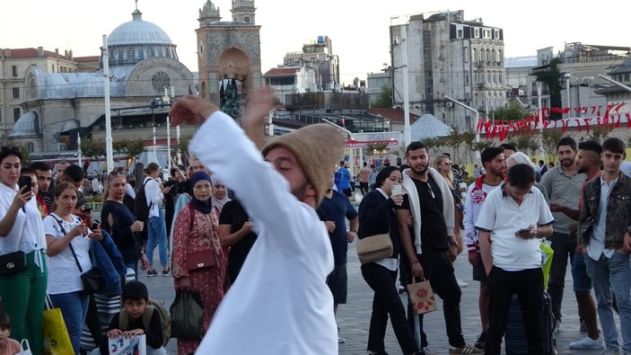 Taksim Meydanı’nda sema gösterisi büyük ilgi çekti