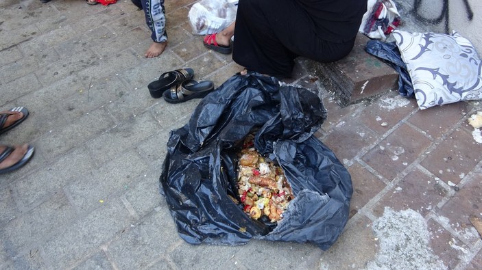 Karaköy’de dilencilerin yeni numarası: Çöpten yemek