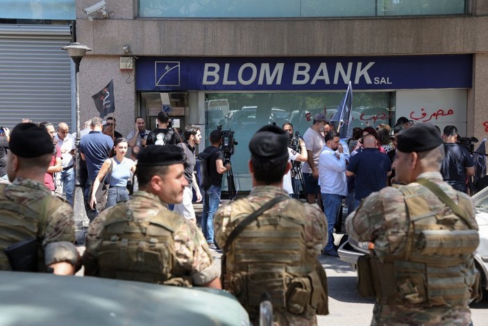 Lübnan'da paralarını çekemeyenler, bankaya silahlı baskın düzenledi