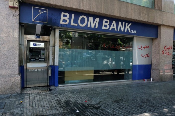 Lübnan'da paralarını çekemeyenler, bankaya silahlı baskın düzenledi