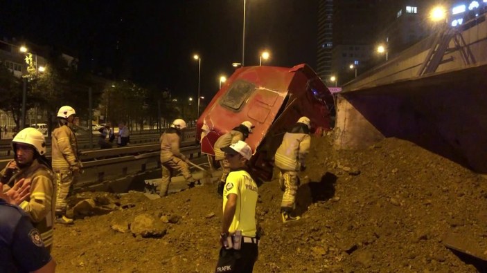Kadıköy'de hafriyat yüklü kamyon yola devrildi