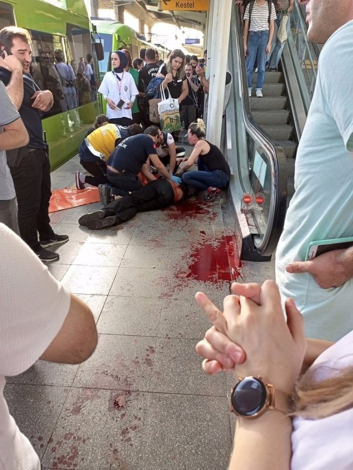 Bursa'da metro istasyonunda bıçaklı saldırı dehşeti