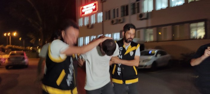 Bursa'da metro istasyonunda bıçaklı saldırı dehşeti