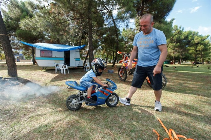 Samsun'da 3.5 yaşındaki çocuk, babasının yaptığı motosiklete usta gibi biniyor