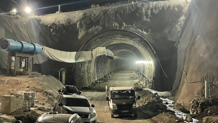 Van'da inşaatı süren tünelde göçük