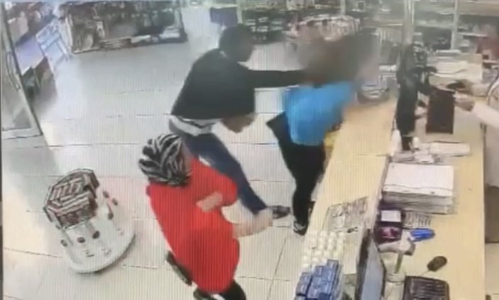 İstanbul’da eczanede genç kadına yumruklu saldırı kamerada