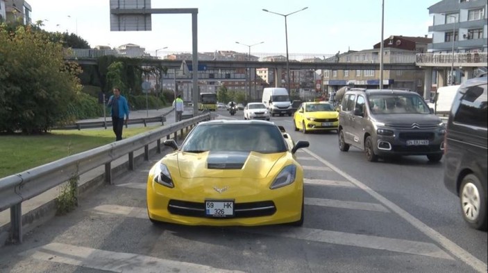 İstanbul’da 7 milyonluk otomobilin yolda kaldığı anlar kamerada