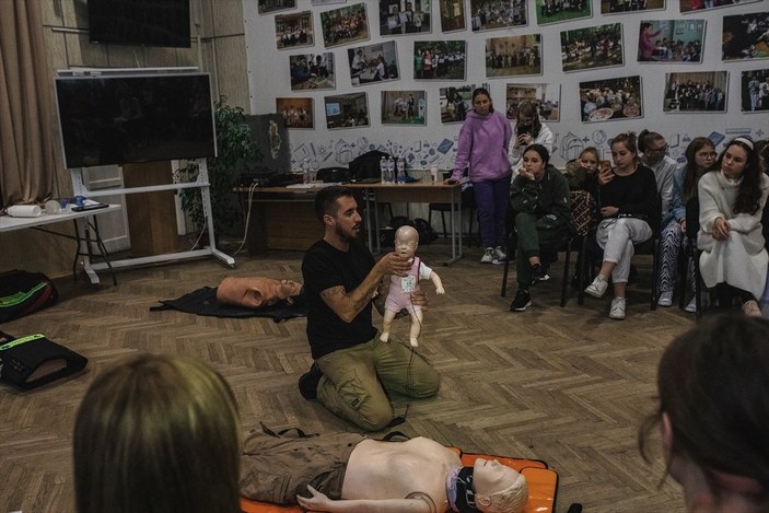 Ukraynalı gençlere gönüllülerden ilk yardım eğitimi