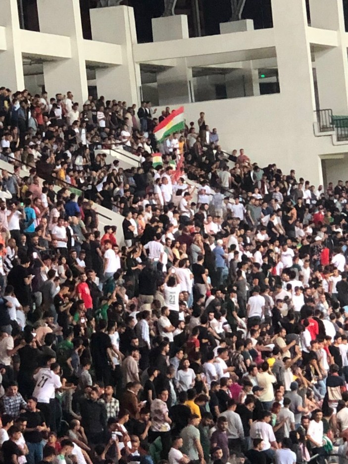 Amed - Bursaspor maçında Kürdistan bayrağı açıldı