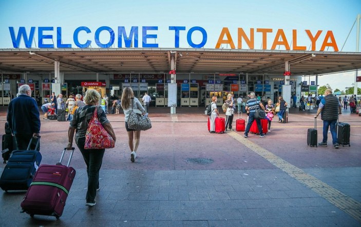 Savaştan ve enerji krizinden kaçanlar Antalya'ya akın ediyor