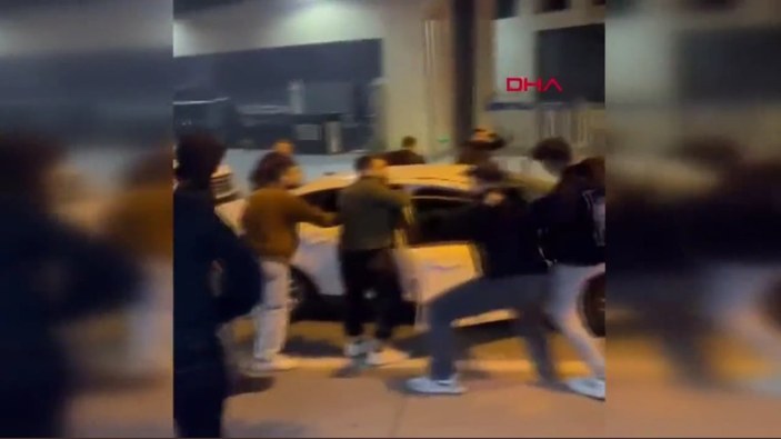 Beşiktaş'ta hareketli gece: Satırla stat önüne gelip slogan attılar