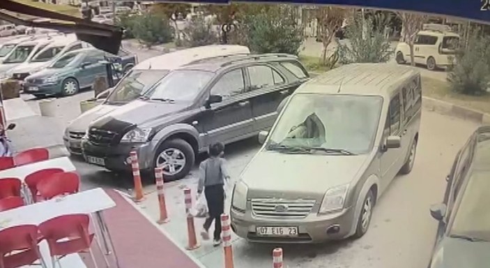 Antalya'da dilendirilen küçük çocuk arabanın altında kaldı 