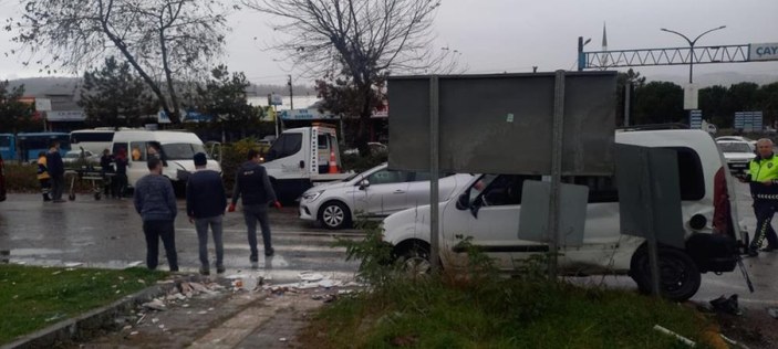 Zonguldak'ta iki araç kafa kafaya çarpıştı