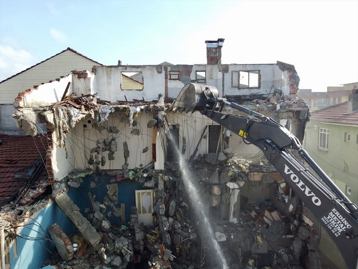 Düzce'de ağır hasarlı binalar yıkılmaya başladı
