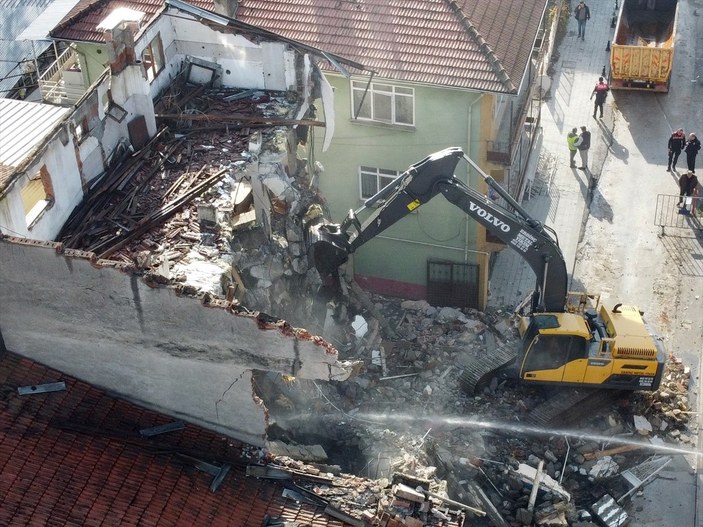 Düzce'de ağır hasarlı binalar yıkılmaya başladı
