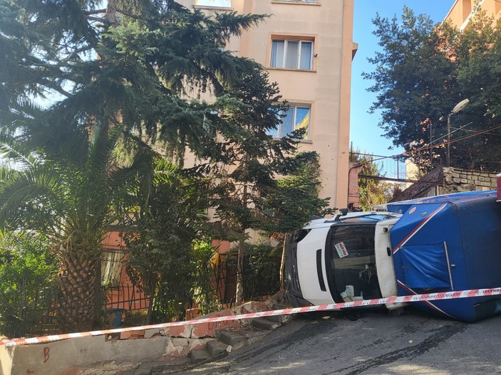 Beyoğlu'nda freni boşalan kamyon dehşet saçtı