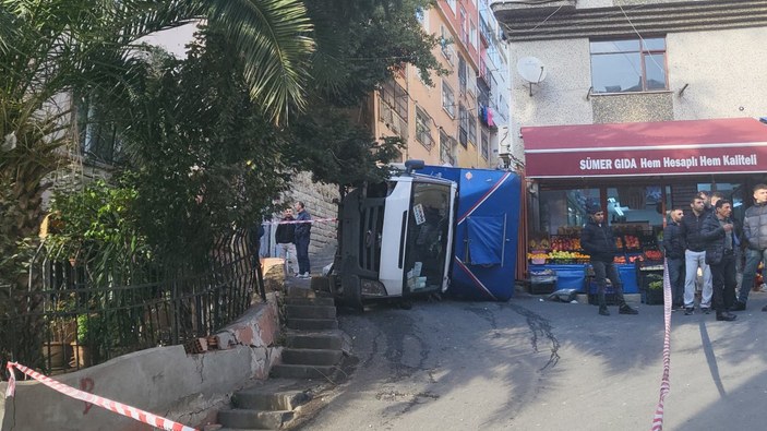 Beyoğlu'nda freni boşalan kamyon dehşet saçtı