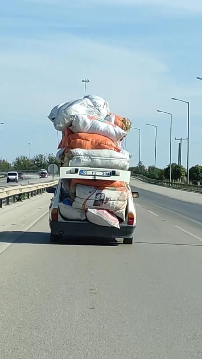 Adana'da taşıdığı yükle kamyonetlere kafa tutan otomobil görenleri şaşırttı